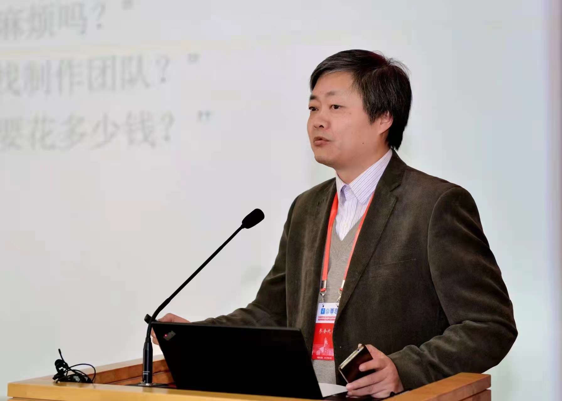 以你为镜:平凡相伴里的微光——记ac米兰官方中文网站杰出教学奖获得者、信息科学与工程学院孟桥教授